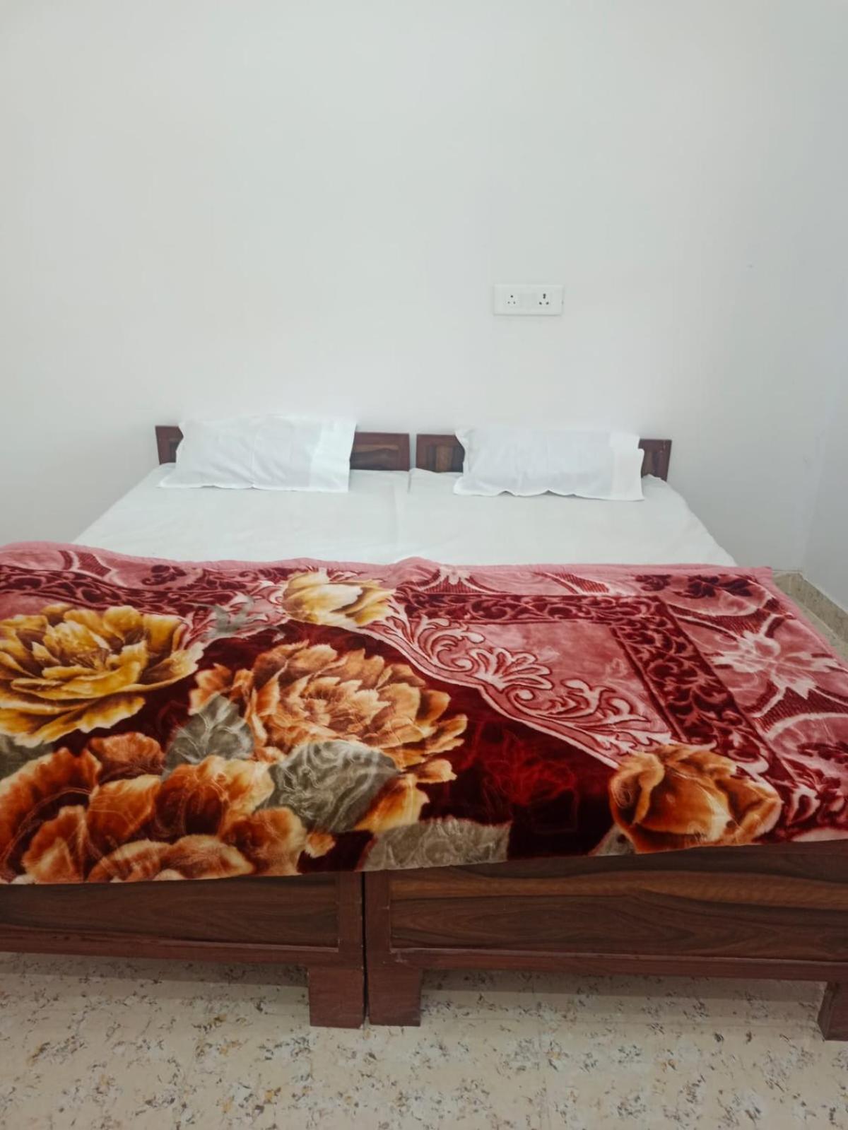 Shree Krishna Garden 호텔 Jhusi 외부 사진